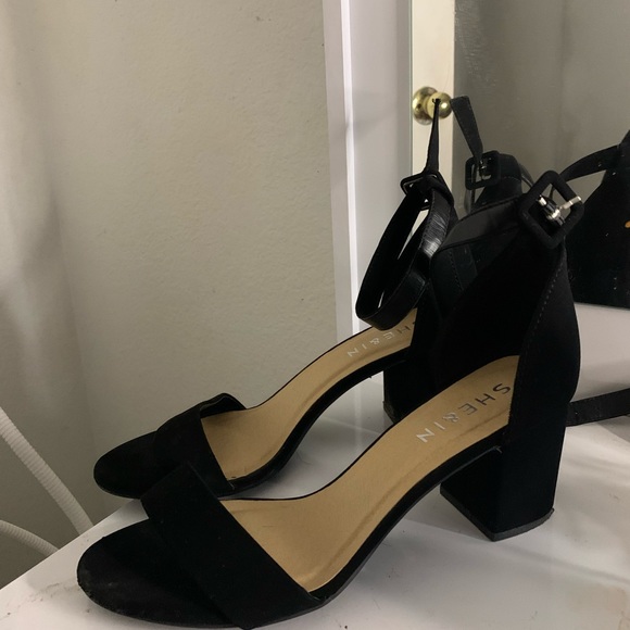 Black heels - Picture 2 of 3